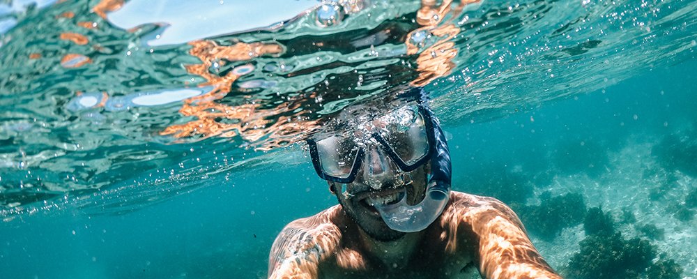 hombre bajo el agua con tubo